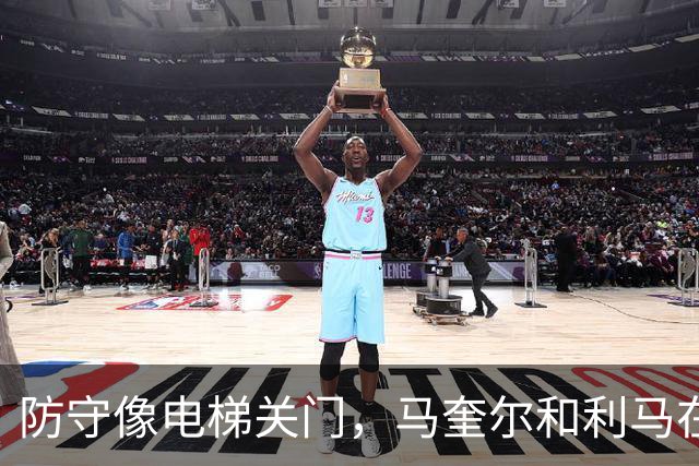 防守像电梯关门，马奎尔和利马在禁区前目送罗杰斯突破得分